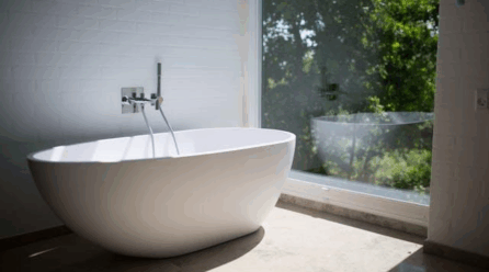 Freestanding vs. Built-in Bathtubs: Key Differences and Benefits