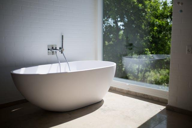 Freestanding vs. Built-in Bathtubs: Key Differences and Benefits